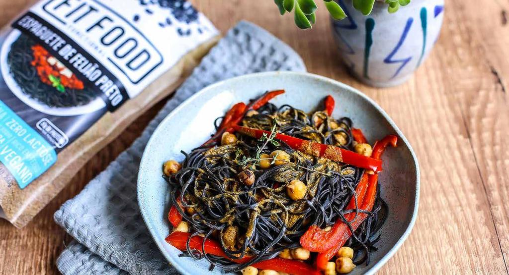 Macarrão de feijão preto com grão-de-bico e pimentão vermelho ao molho curry 1/ colher de chá de curry em pó 1 xícara de grão-de-bico cozido 1/ colher de chá de cominho em pó 1 cebola picada 1/