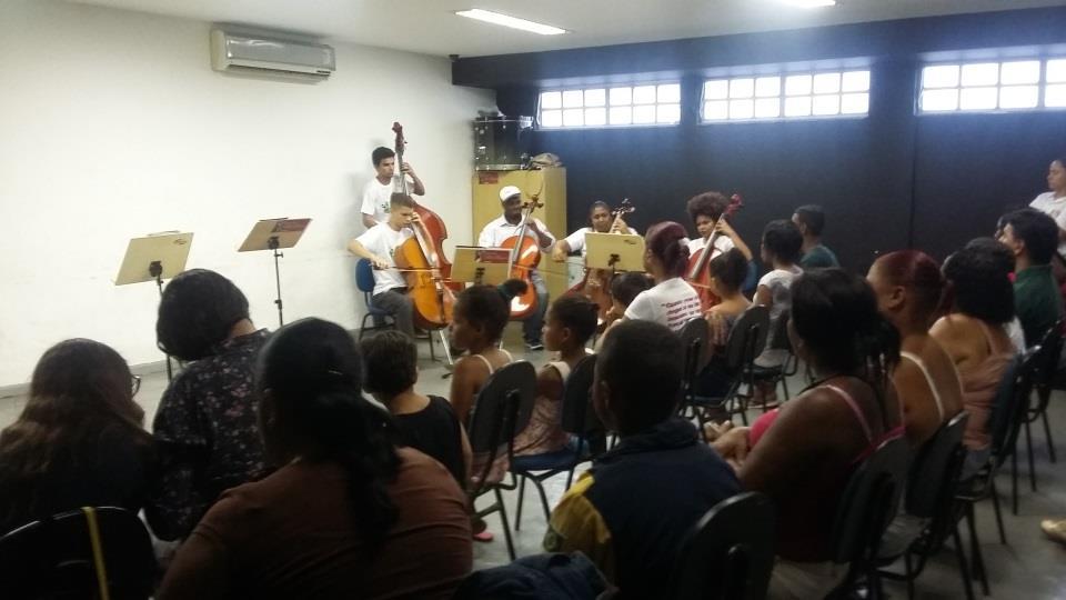 Apresentação da turma de violoncelo no Mini Festival de Música Clássica em Vigário Geral.