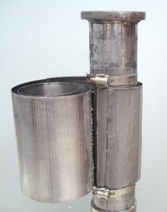 deformações de um duto reparado com camadas metálicas e um duto reparado com material compósito a.