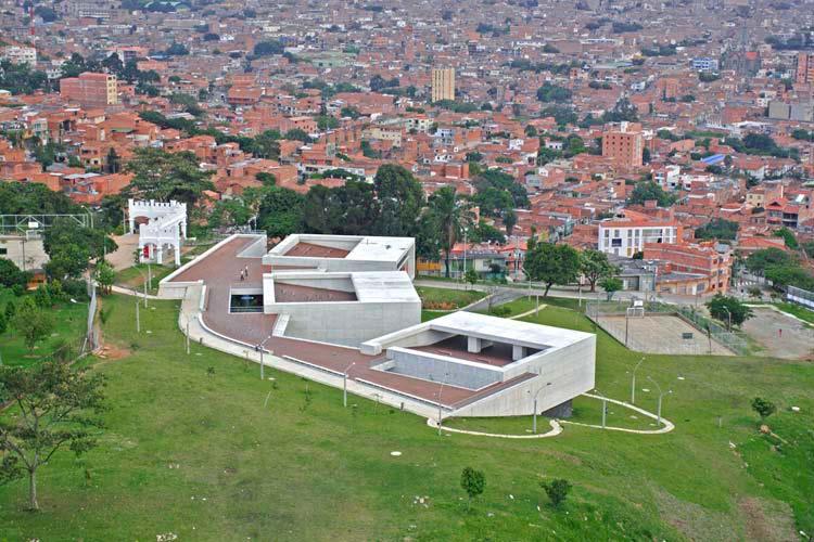 MAIS MARCANTES SÃO OS PARQUES BIBLIOTECAS,