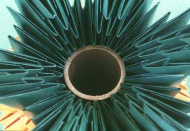 10 Colocação do cano de PVC Coloque o pedaço de cano no centro do Abacaxi; faça uma marca no cano rente a base da Coroa