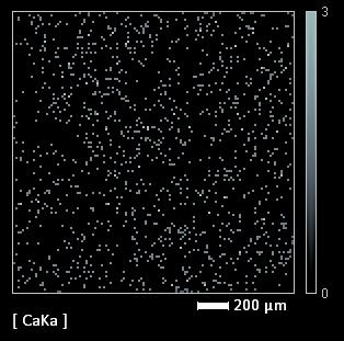 3, superfície de uma amostra enriquecida por EDM, cristais de sais aderidos a porções de material ressolidificado e regiões da superfície sem a presença desses cristais, como destacado