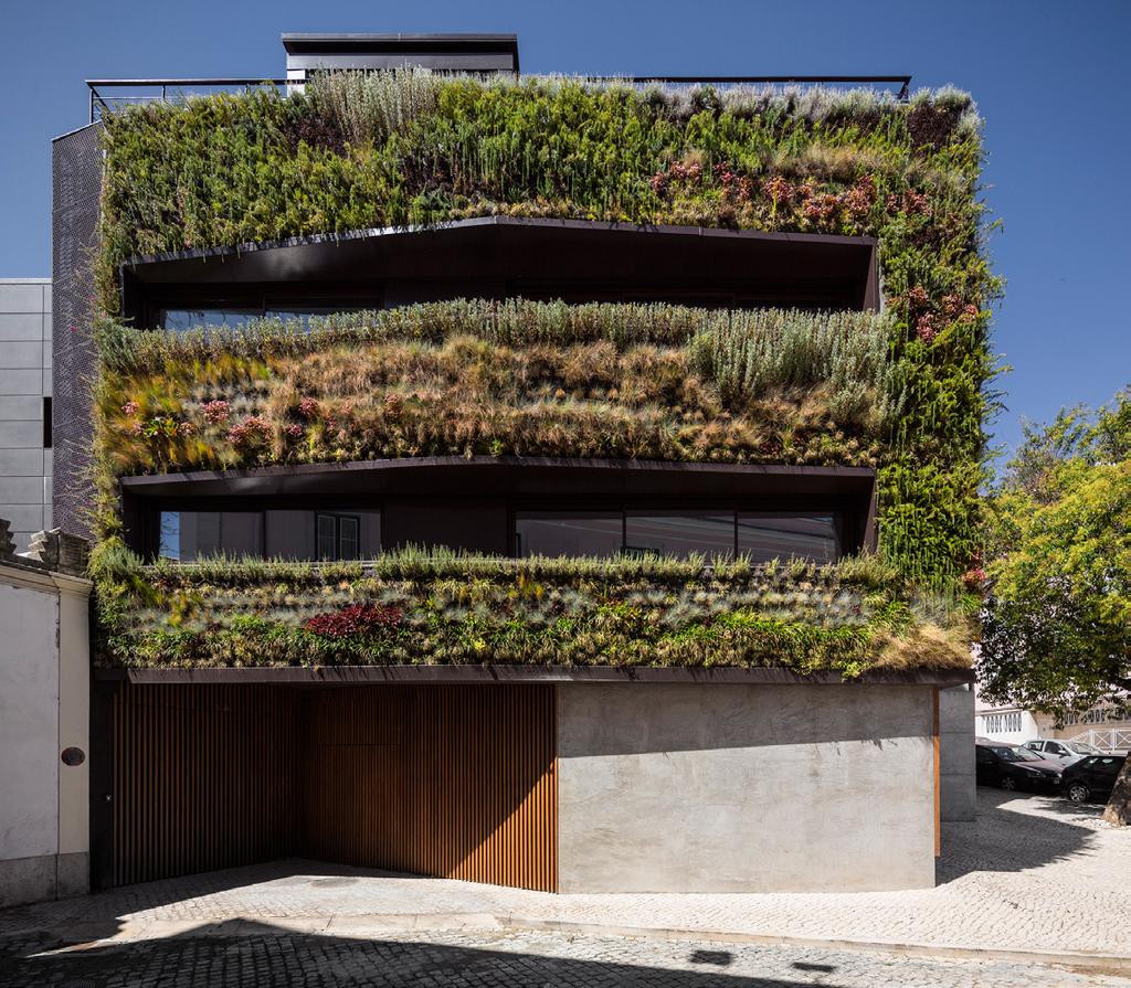 Travessa do Patrocínio lisboa TIPO DE OBRA Type of construction Obra de construção de edifício com demolição integral. Estrutura em betão armado e execução de jardins verticais em 2 fachadas.