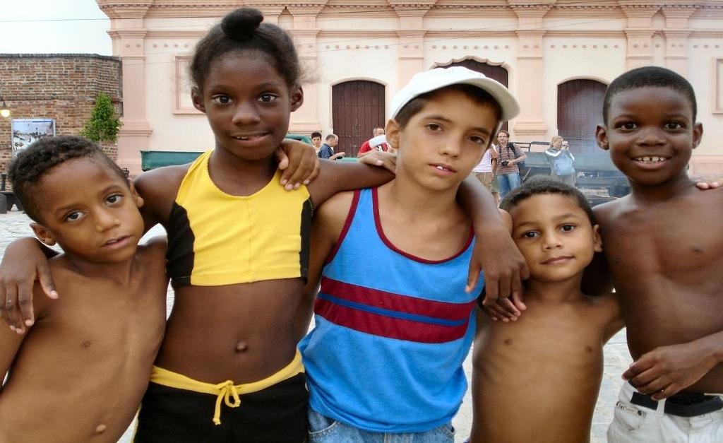 3 Fundo As crianças são cada vez mais as vítimas de tráfico de drogas e as consomem com familiares e onde vivem.