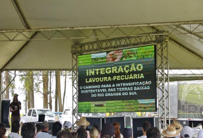 Figura 5 Palestra técnica 1, apresentada pela doutoranda Amanda Posselt Martins (PPG Ciência do Solo,