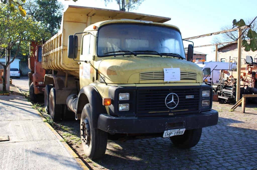LOTE Nº 11 Veículo recuperável Caminhão Basculante, Mercedes Benz LK 2220, diesel, placa IHP 1950, ano 1990/1990, cor amarela, chassi