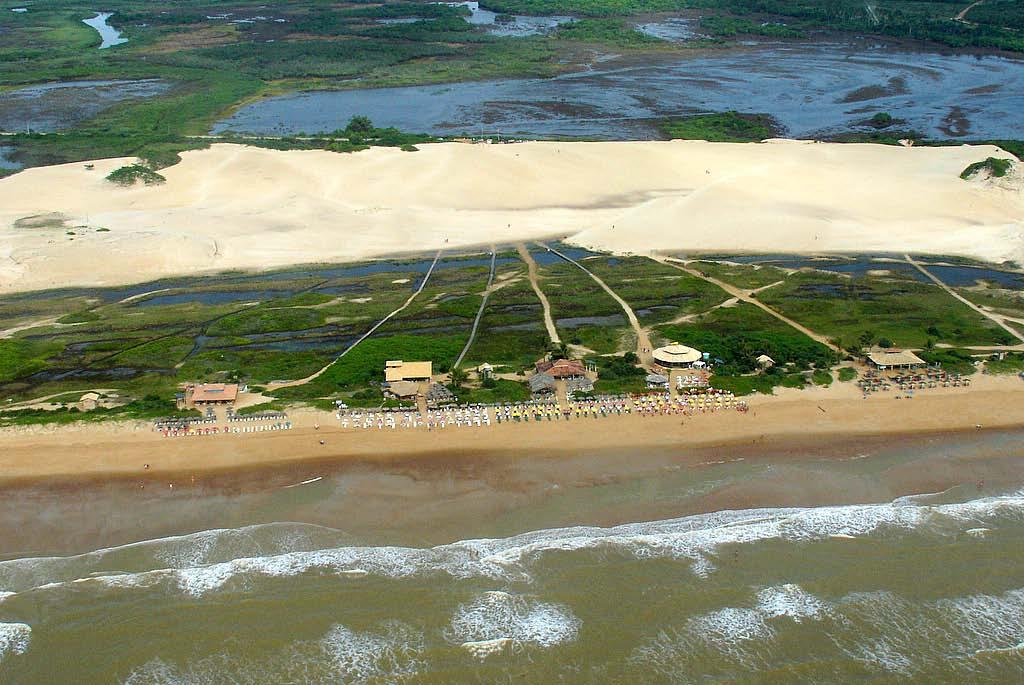 Figura 2 Vista aérea da praia do Parque de Itaúnas e ao fundo a maior área de alagado de ES.