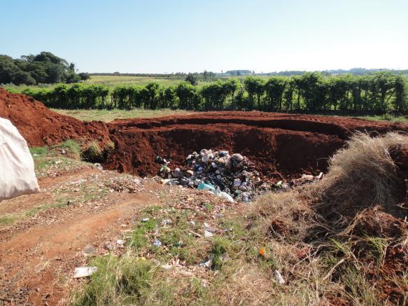 19 NECESSIDADE DE IMPLANTAÇÃO DO PROGRAMA DE COLETA SELETIVA AUSENCIA DE TRATAMENTO DOS RESÍDUOS DOMICI- LIARES Destino Final: 1. Condições regulares de operação do Aterro em Valas. 2.