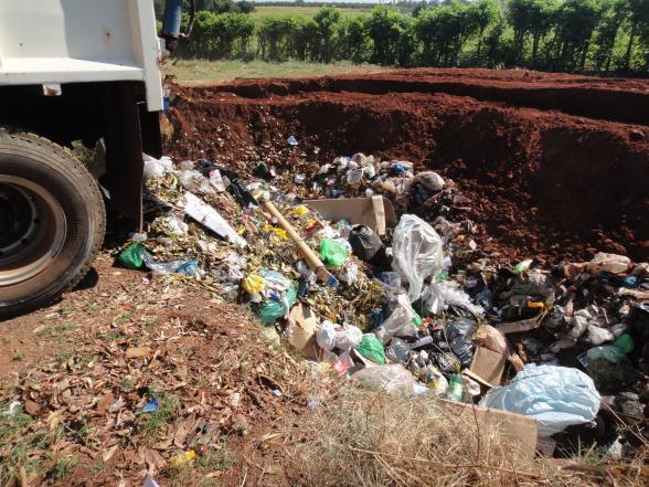 contenção de erosões. 2. Ausência de área para disposição de resíduos de vegetação (galhos, folhas e arvores) e constatação de incineração inadequada dos resíduos. 3.