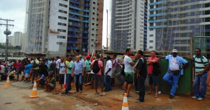 BOLETIM 148 Brasília, 22 de junho de 2016 CNI registra em maio queda menor na atividade da indústria da construção A atividade da indústria da construção continua em queda, mas em maio o ritmo do
