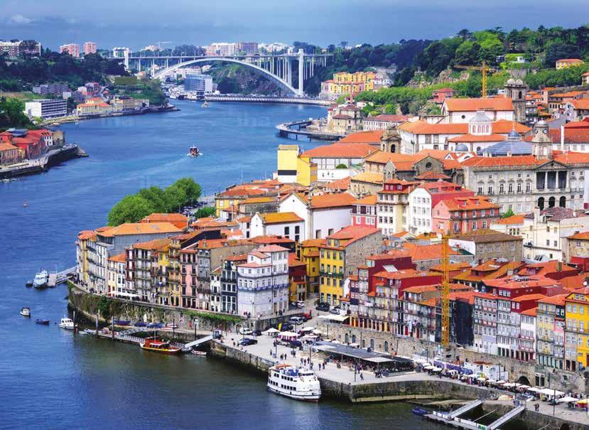 Porto famosos Caminhos de Santiago. Este grandioso monumento ergue-se na Praça da Obradoiro, lugar de encontro de todos os que aqui chegam.