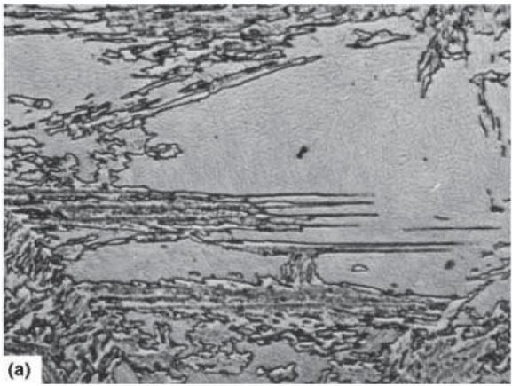 54 Figura 25: Micrografia mostrando bainita superior, em aço 4360 transformado à 495ºC Fonte: Krauss (2005). A bainita cresce a temperatura relativamente alta quando comparada com a martensita.