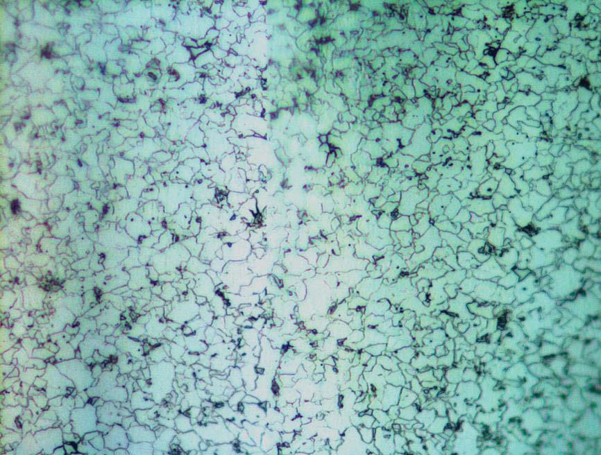 81 É possível evidenciar a grande semelhança da microestrutura nas amostras. Na ZAC é nítida a formação da RCG e a RRG. A linha vermelha indica a fronteira entre o material de adição e a ZAC.