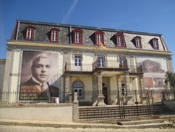 integrado no Circuito pré-histórico Fiais/Azenha. Figura 2: Monumentos Nacionais: Dólmen da Orca e Casa do Passal Fonte: SPI, 2016 O Túmulo de Fernão Gomes de Góis, camareiro-mor de D.