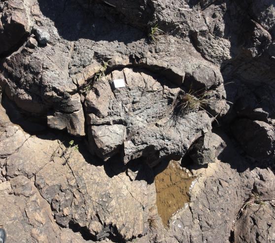 A área onde está a Pedra Pintada é particular e deve-se observar a forma de acesso e sempre que possível contatar o proprietário para informar sobre