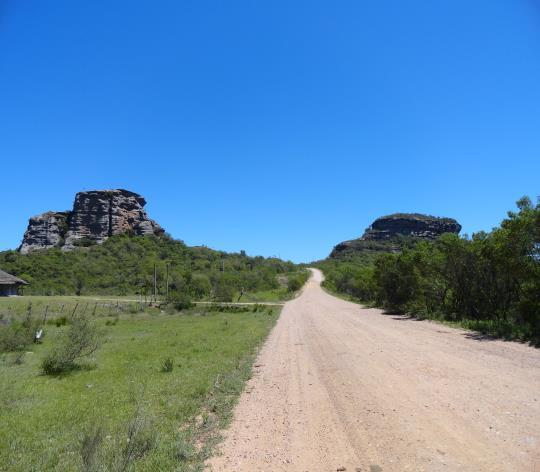 dois morros testemunhos junto a RS-625; d) Visão geral com uso do Google TM Earth Pro. Acesso em março de 2015. Fonte: o autor.