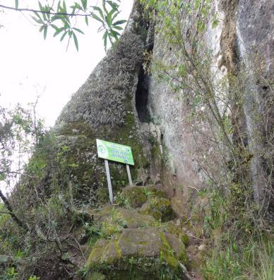 A localização da Pedra do Segredo é privilegiada, pois tem fácil acesso pela estrada estadual RS-357, distante aproximadamente 10 quilômetros do centro da cidade de Caçapava do Sul.