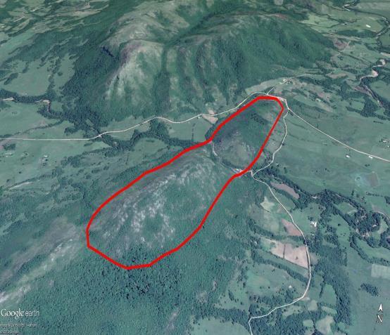 falhas e/ou processos tectônicos e fica em frente ao cerro do Bugio (geossítio 7). Quadro 8 Geossítio 06 Cerro do Perau.