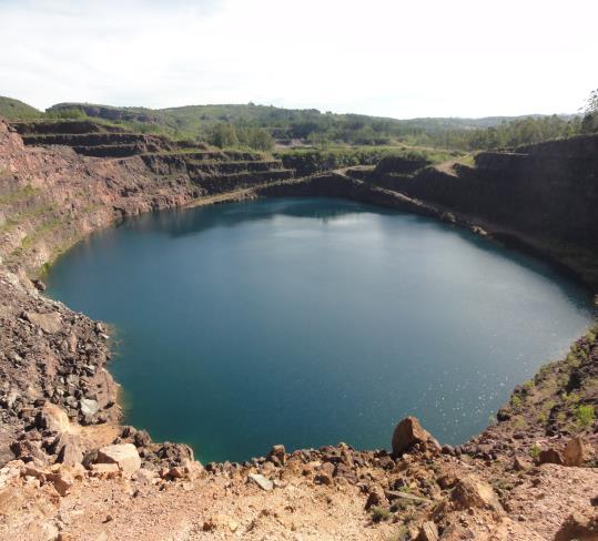 possível observar feições sedimentares e tipos de mineralizações (PAIM, 2002). Quadro 17 Geossítio 15 Minas do Camaquã Cava Uruguai.