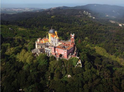 3 ENQUADRAMENTO A casa tem o privilégio de ter a Serra de Sintra como pano de fundo.