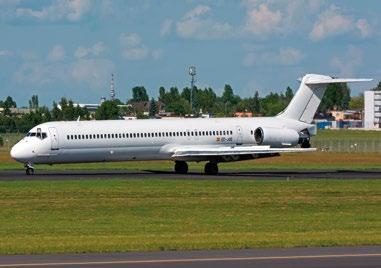 CORREDOR ÚNICO MD-81 / -8 / -83 O McDonnell Douglas MD-80 é um avião de passageiros de curto e médio curso desenvolvido pela empresa McDonnell Douglas.