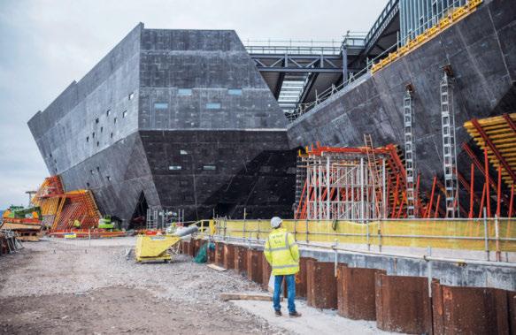 A sua localização no majestoso rio Tay, com uma visão desobstruída da impressionante ponte Tay Rail, traz duas das principais fontes de inspiração para o edifício do museu a ligação entre a cidade e