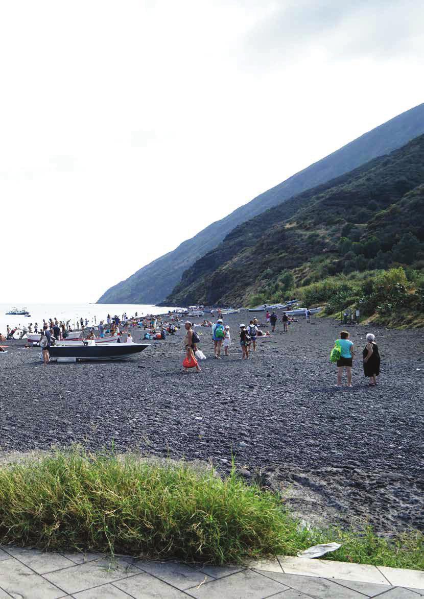 Stromboli à noite Descubra as maravilhas naturais de Stromboli nesta tour nocturno de 8 horas com partida de Tropea.