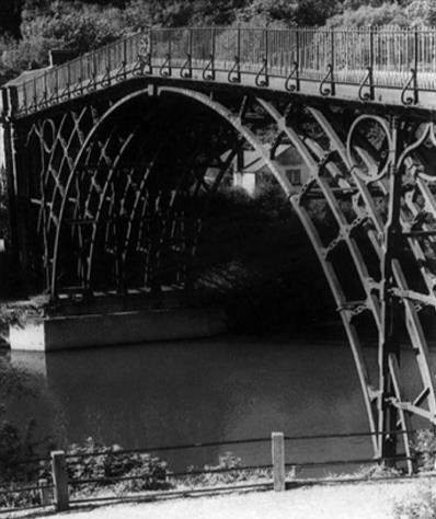 ponte toda em ferro fundido foi a ponte sobre o rio Severn construída em 1779, na Inglaterra, para um vão de 31m, com 15m de largura e comprimento de 59m. Figura 1 Ponte Severn.