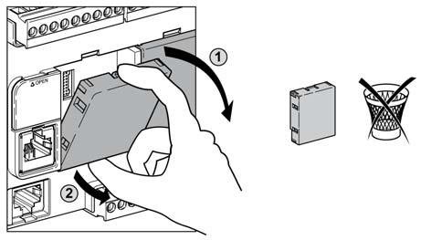 3 Pressione o grampo de bloqueio na parte superior da cobertura do cartucho com uma chave de fendas isolada e puxe a cobertura para cima com