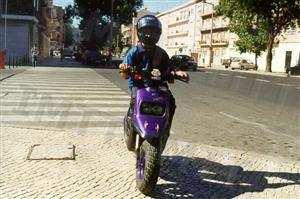 Pedir autorização para passar à minha frente. O condutor do motociclo que transita em sentido oposto circula correctamente?