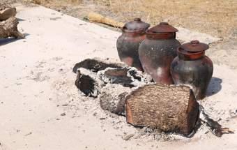 de Montado, vemos o Cozido ganhar forma e experimentamo-lo em mesas de tábua corrida, com vinho, doçaria conventual e fruta à descrição.