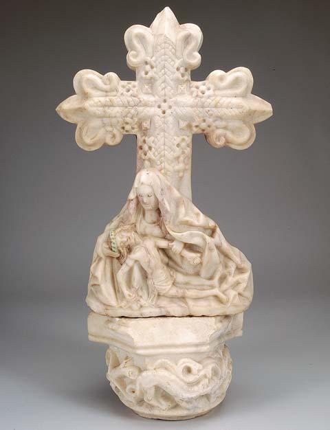 116 TOPO DE CRUZEIRO COM CRUZ DA ORDEM DE AVIZ, manuelino, escultura em mármore de Estremoz, de um lado Cristo crucificado tendo a Seus pés