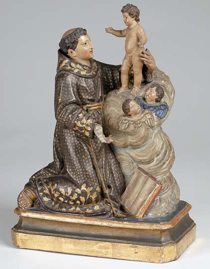 117 SANTO ANTÓNIO ADORANDO O MENINO JESUS, escultura em madeira policromada, portuguesa, séc. XVIII, faltas nos dedos, pequenas faltas e defeitos Dim. - 40,5 cm 2.500-3.