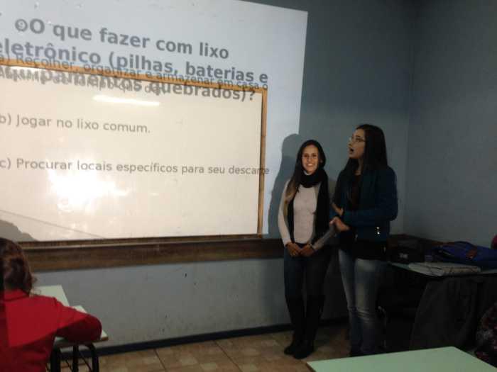 Figura 5: Pibidianas Suziane e Nadine aplicando o quiz sobre