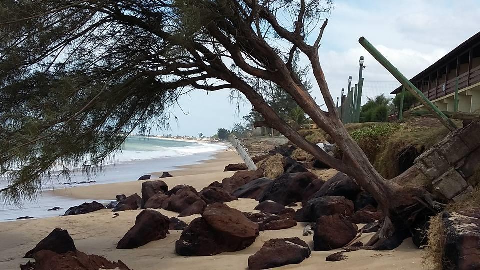 da atuação do processo de erosão costeira que tem atingido a estrutura urbana da orla marítima. Esse processo de erosão costeira também foi documentado por Muehe et al. (2015) e Muehe et al.