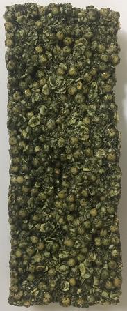 As barras de cereais enriquecidas com microalga apresentaram aparência similar ao controle, porém com coloração verde proveniente da microalga.