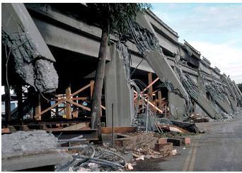 No sismo de Loma Prieta em 1989, possivelmente, a principal causa do colapso do viaduto Cypress é a rotura por corte nos nós de ligação (Figura 2.8). Figura 2.