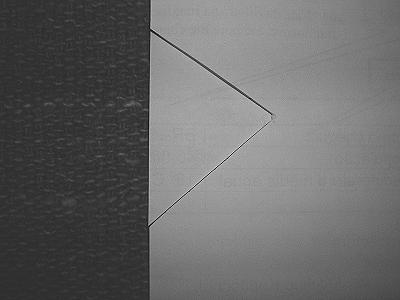 A dobra pode ser representada por uma reta, eixo da simetria; A entrada e saída dos cortes da tesoura e o onde eles