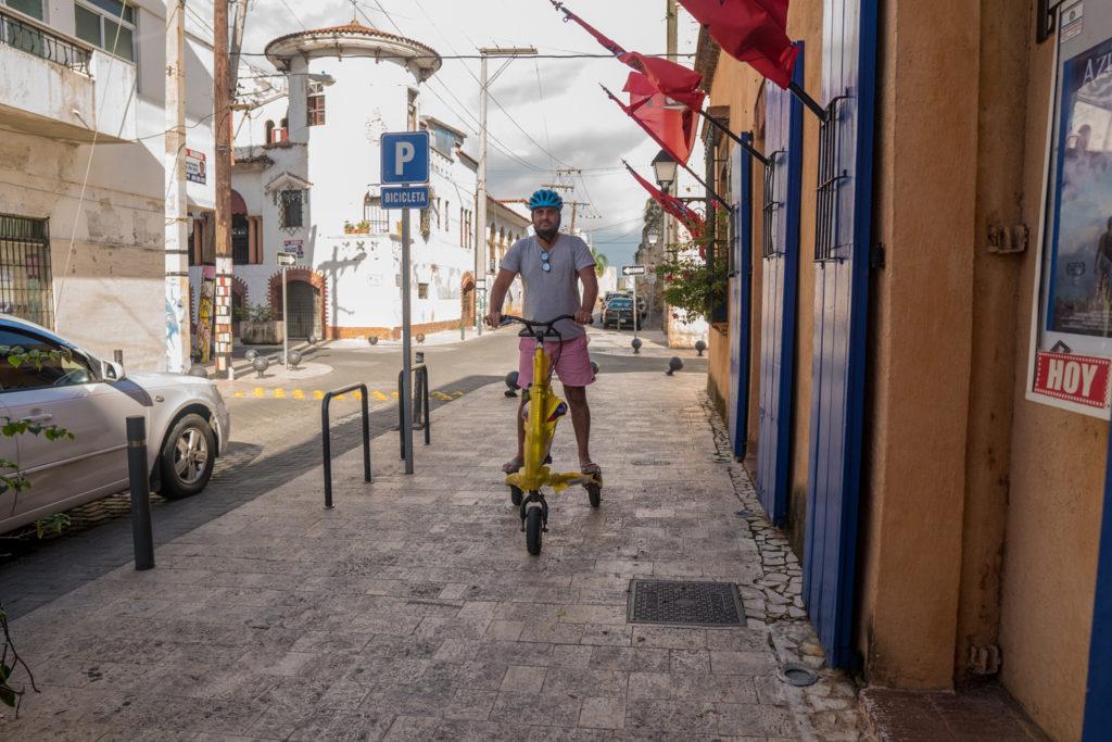 Você pode explorar a zona colonial de diversas maneiras: a pé ou utilizando diversos meios de locomoção como bicicleta, slideway ou trikke.