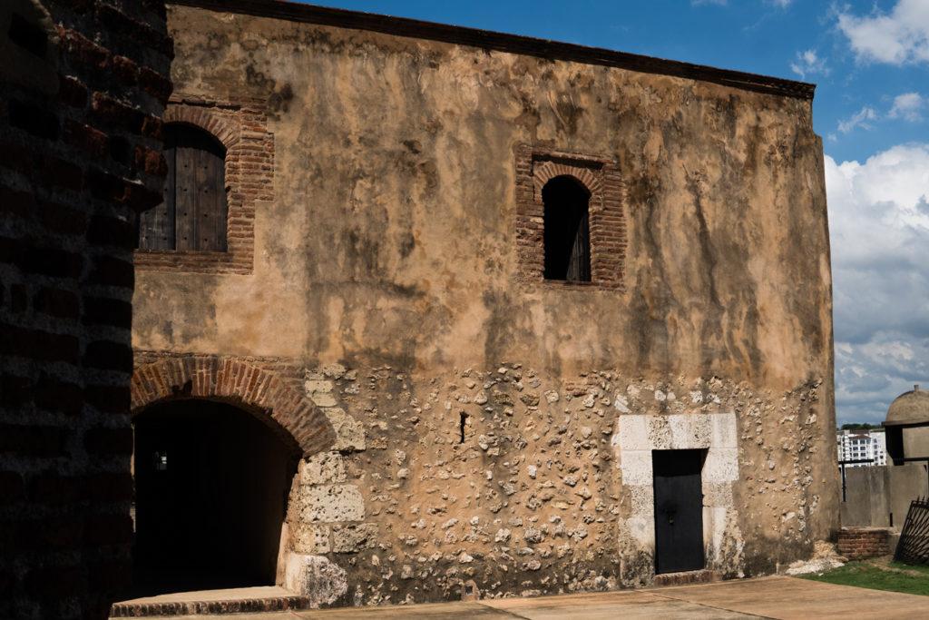 1. La Fortaleza de Santo Domingo: a Fortaleza de Santo Domingo, também conhecida como Fortaleza Ozama, é a ediﬁcação militar mais antiga ainda existente nas Américas.