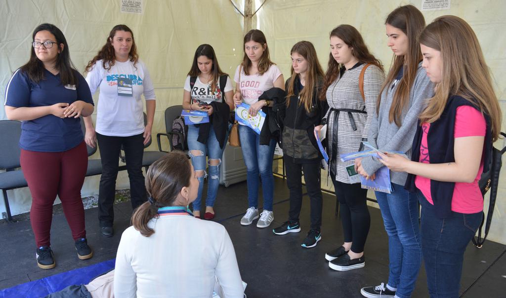 Realização de oficina de primeiros socorros Na área externa do evento, os cursos Técnico em Cuidados