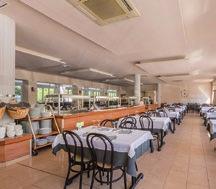 Complementa-se com serviços opcionais como bar-cafetaria, cabeleireiro, sauna, jacuzzi, parking assim como, restaurante com serviço de buffet livre de cozinha mediterrânica.