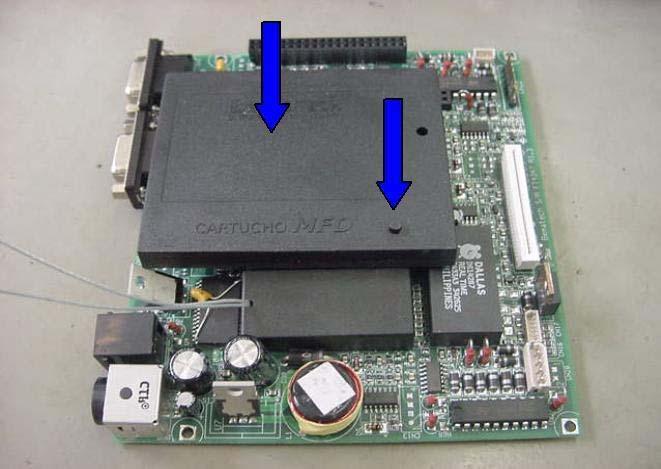 2) Encaixe o cartucho MFD no conector da placa controladora e o pino lacre conforme indicado.