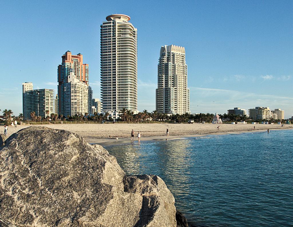 Para ver a cidade de outro ponto de vista, faça um passeio de barco saindo da marina de Miami Beach.