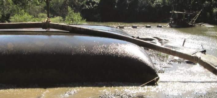 TRATAMENTO DE MATERIAL CONTAMINADO TUBO GEOTÊXTIL CENTRIFUGAÇÃO Os tubos geotêxteis permitem o escoamento