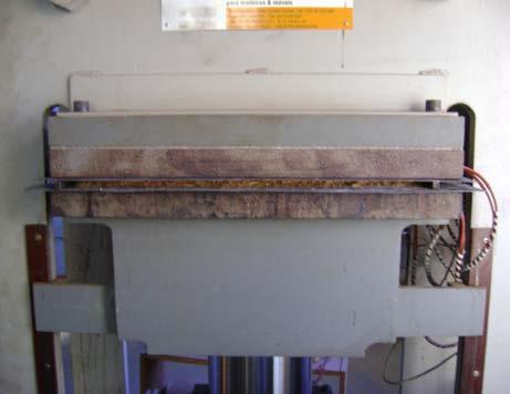 A mistura produzida foi pesada e levada a um molde de madeira de 50 x 50 x 20 cm, sobreposta em uma chapa de aço galvanizado com 1,0 mm de