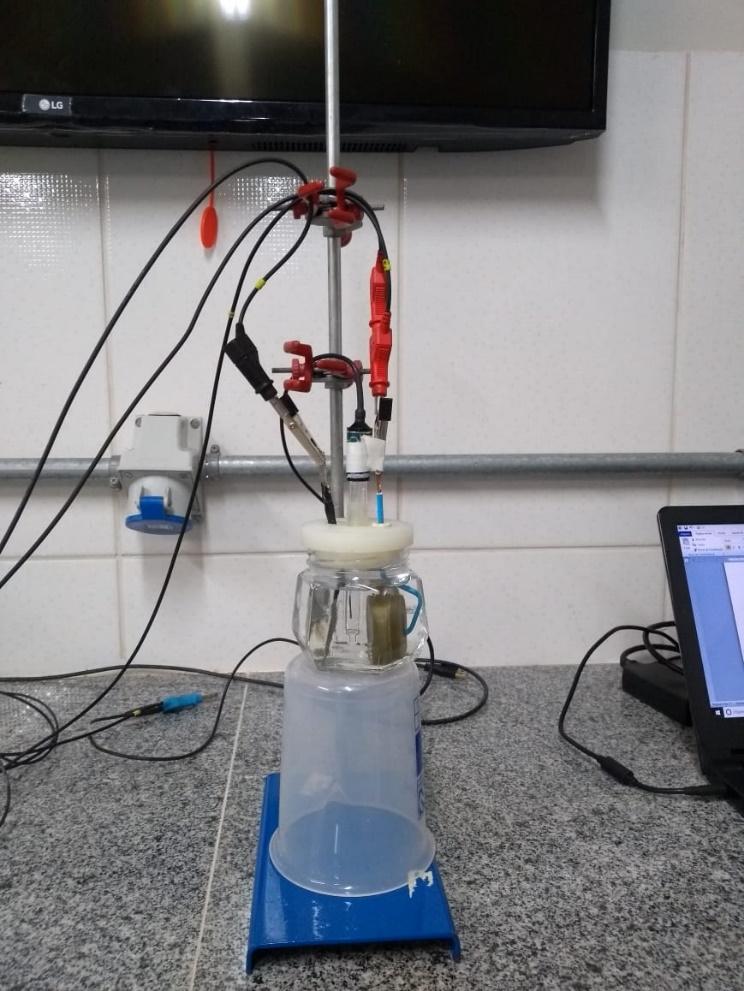 variações de potencial para que se obtenham respostas em corrente o mais linear possível, para assim medir a resistência a corrosão de um material e a velocidade do processo [6].