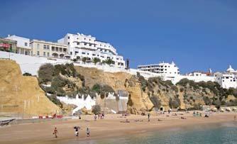 Situado no complexo turístico de Areias de São João, junto à praia da Oura e a 2 km de Albufeira.