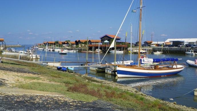 Ici, le sentier du littoral vous invite à la découverte des sept ports et de leurs bateaux traditionnels.