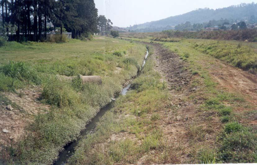 12- Parte do reservatório da Estação Elevatória de Mairiporã, setembro de 2004. O canal tem também a função de armazenamento de águas pluviais para o bombeamento. A Figura (11.